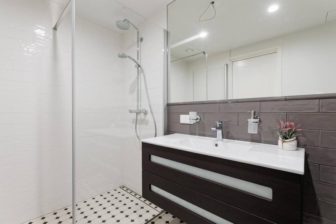 Central Apartments, Quiet With Free Parking And Ac. Tallinn Bagian luar foto