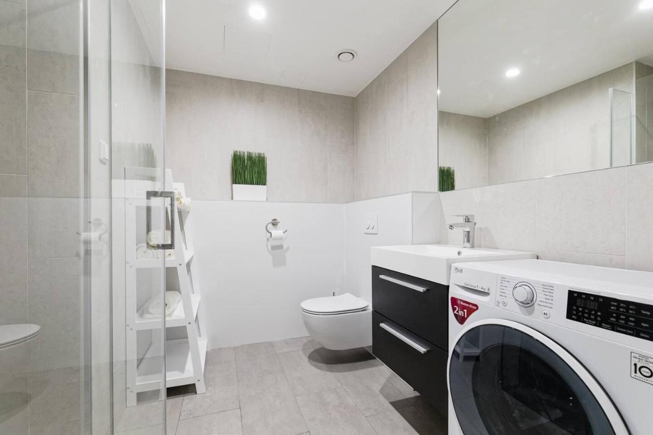 Central Apartments, Quiet With Free Parking And Ac. Tallinn Bagian luar foto