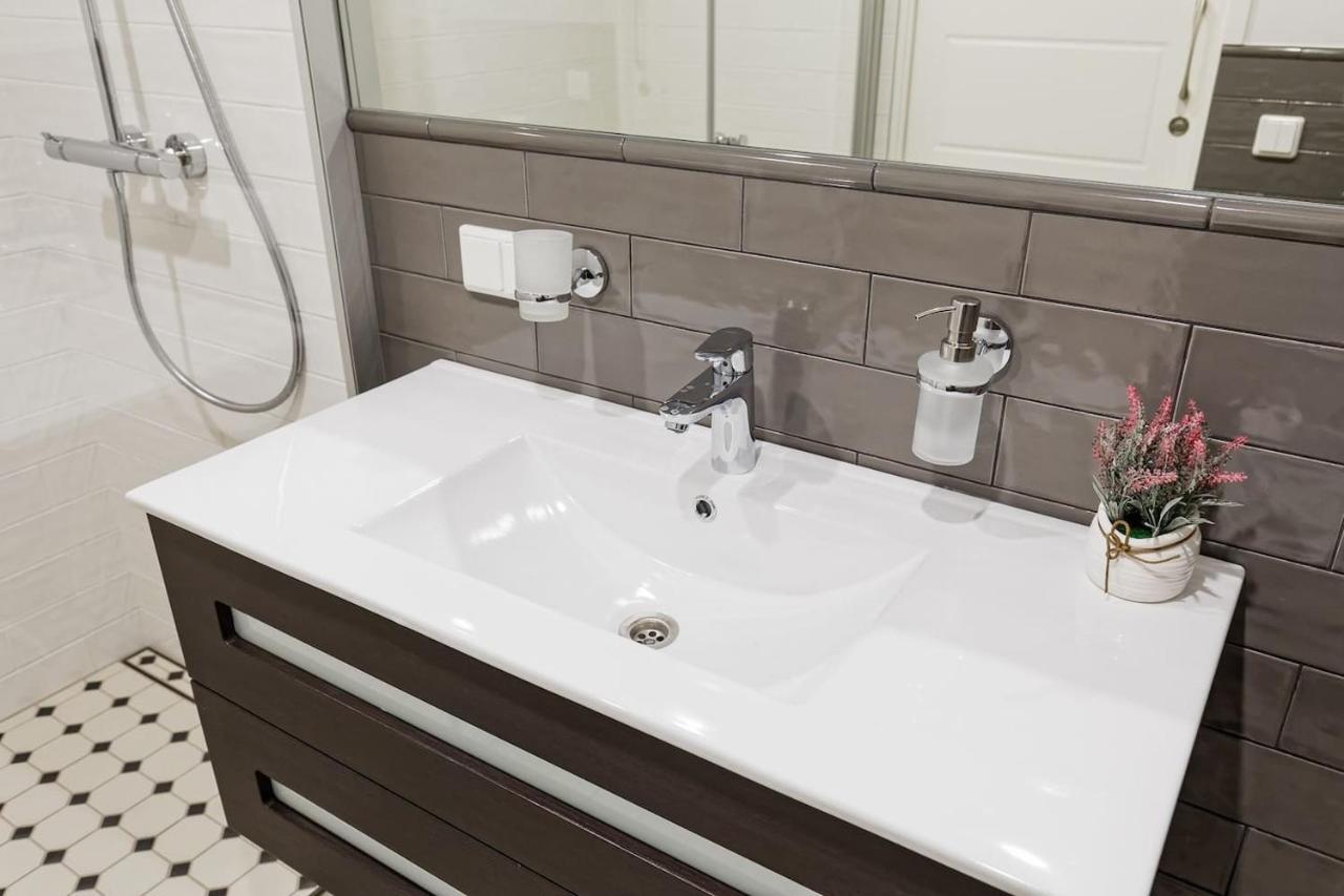 Central Apartments, Quiet With Free Parking And Ac. Tallinn Bagian luar foto